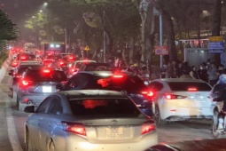 Tin tức trong ngày - Hà Nội: Nửa đêm đường vẫn ùn tắc vì người dân đi xem trình diễn drone ào ào về nhà