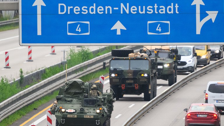 Đoàn xe quân sự Mỹ di chuyển trên đường phố ở Đức.