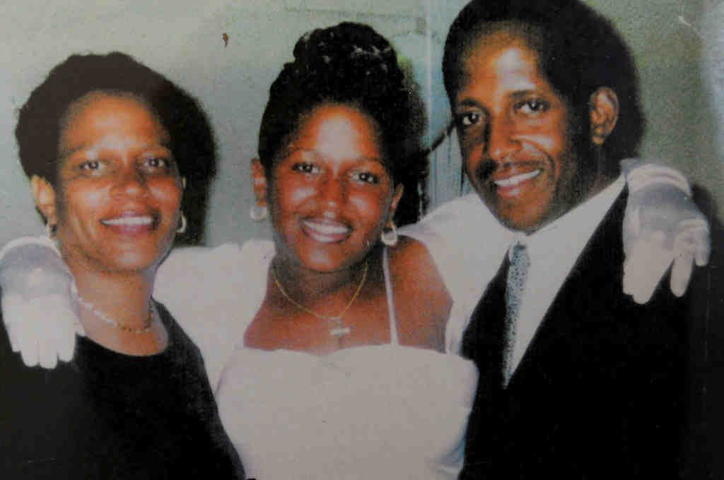 Sherita Williams (giữa) bên bố mẹ.