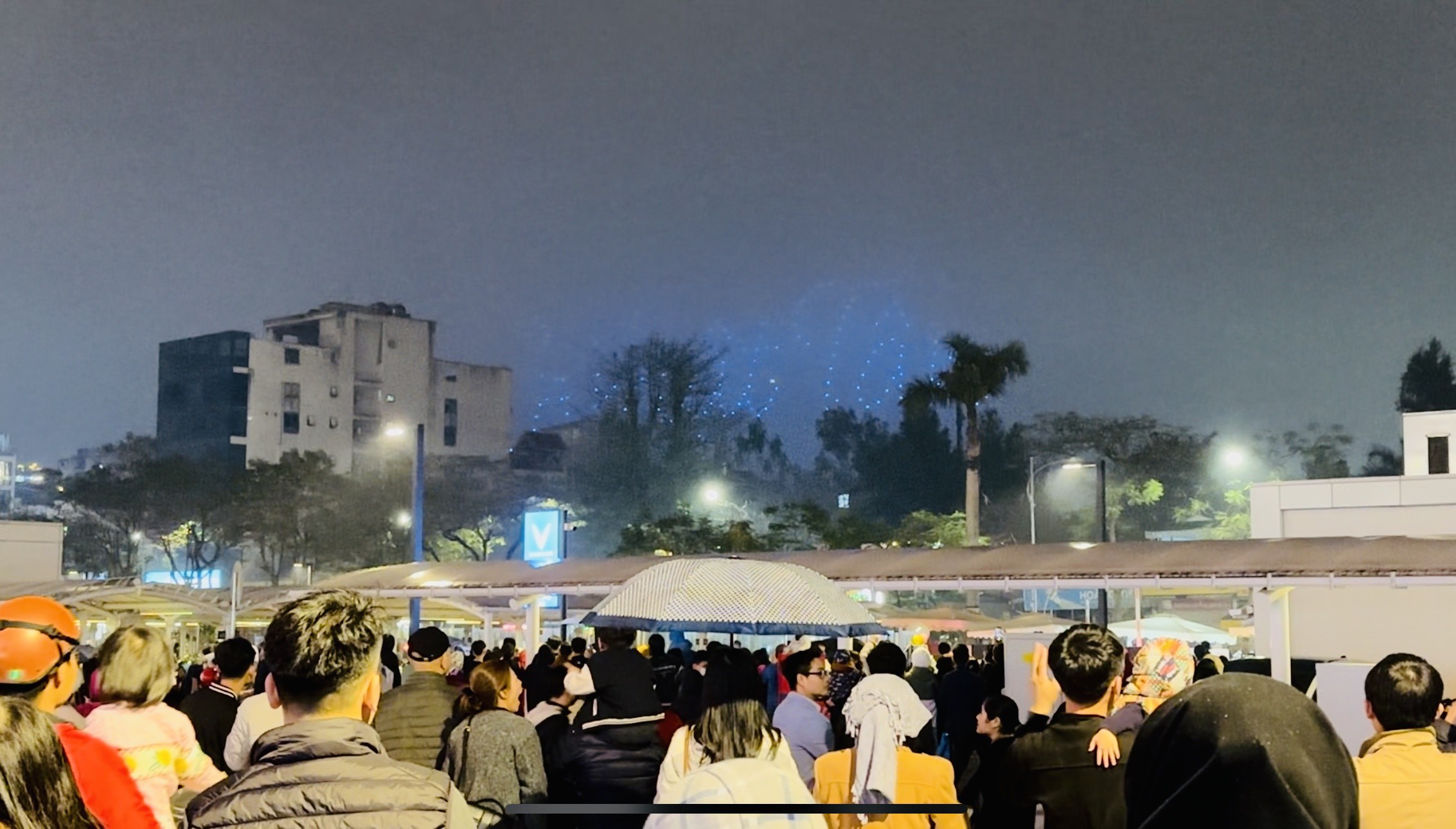Tối 9/3, tại phố Trịnh Công Sơn (tuyến phố sát Hồ Tây, quận Tây Hồ) đã diễn ra màn trình diễn ánh sáng với hàng trăm chiếc drone. Màn trình diễn ánh sáng nằm trong khuôn khổ chương trình "Du lịch Hà Nội chào 2024 - Get on Hanoi 2024" nhằm quảng bá hình ảnh Thủ đô Hà Nội đến với bạn bè trong nước và quốc tế.