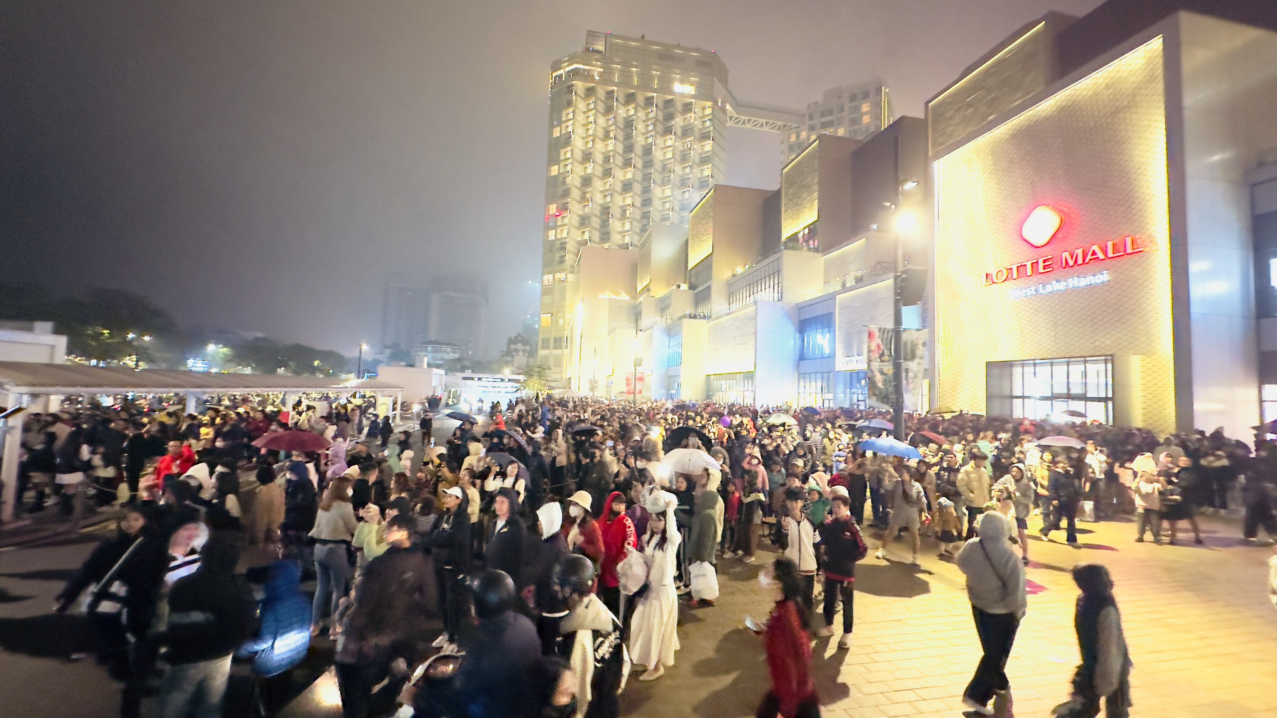Sự kiện diễn ra vào cuối tuần nên rất đông người dân đã đổ về Hồ Tây và các khu vực lân cận phố Trịnh Công Sơn để xem màn trình diễn.