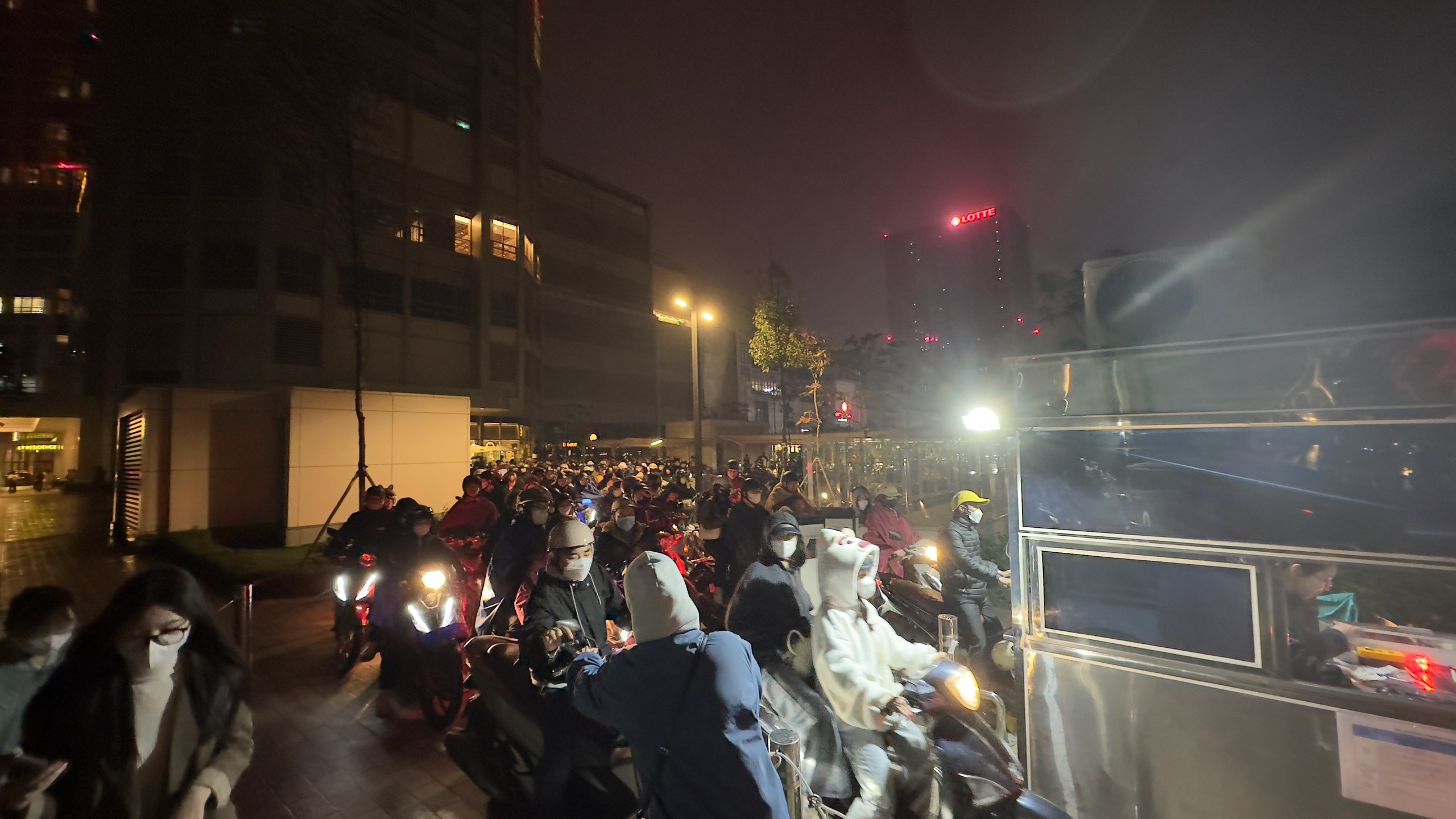 Sau khi buổi trình diễn ánh sáng kết thúc, hàng nghìn người ồ ạt đi lấy xe khiến các lối ra ô tô và xe máy của Lotte Mall đều bị ùn tắc.