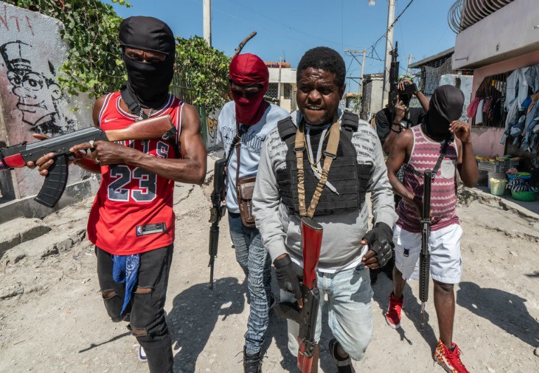 Cherizier và “đàn em” cầm súng đi trên phố (ảnh: Guardian)