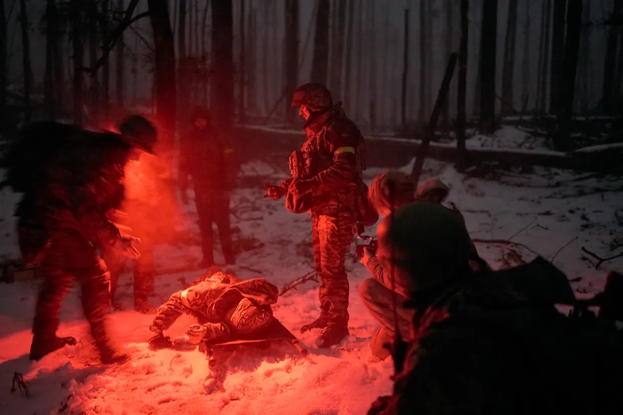 Binh sĩ Ukraine bị thương trên chiến trường (ảnh: Pravda)