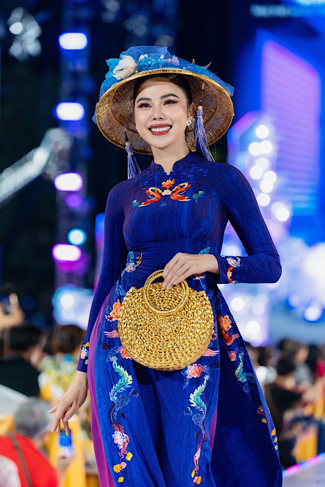 NTK Đỗ Trịnh Hoài Nam đưa áo dài cưới hỏi lên sàn diễn 10 năm Lễ hội Áo dài - 1
