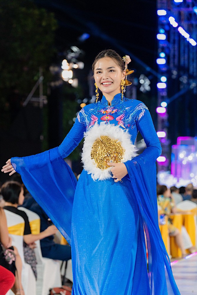 NTK Đỗ Trịnh Hoài Nam đưa áo dài cưới hỏi lên sàn diễn 10 năm Lễ hội Áo dài - 5