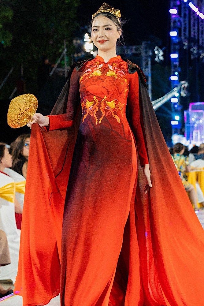 NTK Đỗ Trịnh Hoài Nam đưa áo dài cưới hỏi lên sàn diễn 10 năm Lễ hội Áo dài - 4