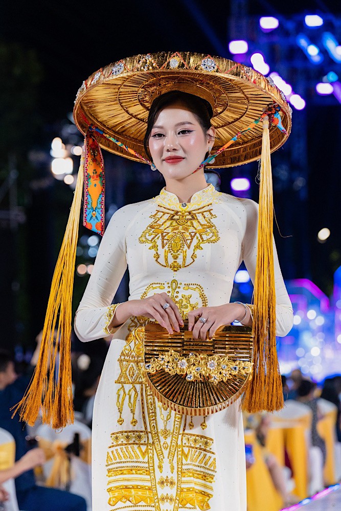NTK Đỗ Trịnh Hoài Nam đưa áo dài cưới hỏi lên sàn diễn 10 năm Lễ hội Áo dài - 3