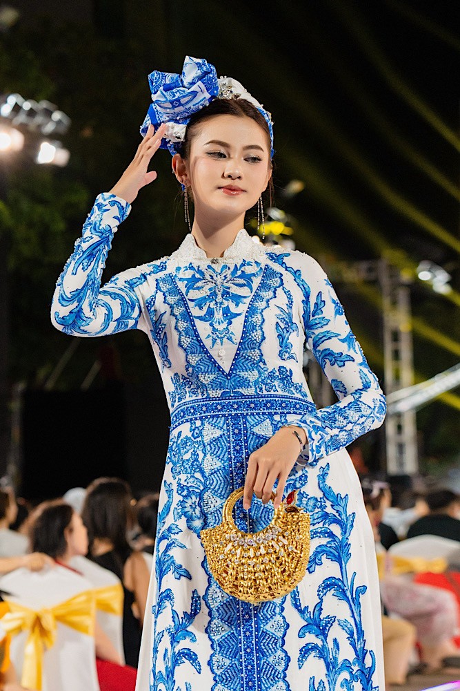 NTK Đỗ Trịnh Hoài Nam đưa áo dài cưới hỏi lên sàn diễn 10 năm Lễ hội Áo dài - 7