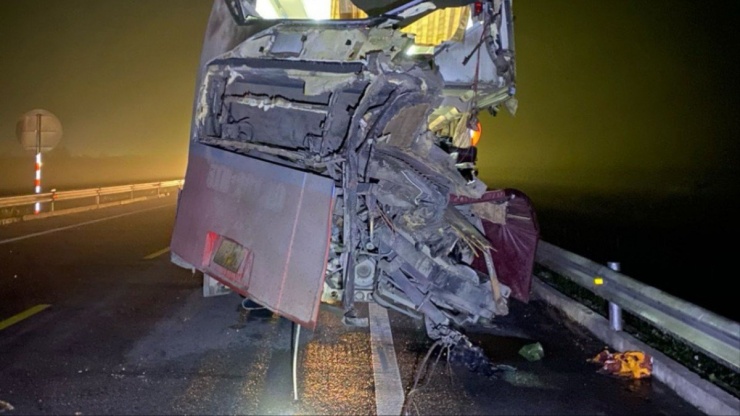 Tối qua (10-3), lại thêm một vụ tai nạn thảm khốc ở cao tốc Cam Lộ - La Sơn khiến hai người chết, bốn người bị thương. Ảnh: BT