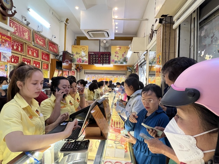 Tiệm vàng Mi Hồng (quận Bình Thạnh) cũng khá nhộn nhịp. Tuy nhiên, lượng khách đến tiệm giảm rõ rệt so với tuần trước.