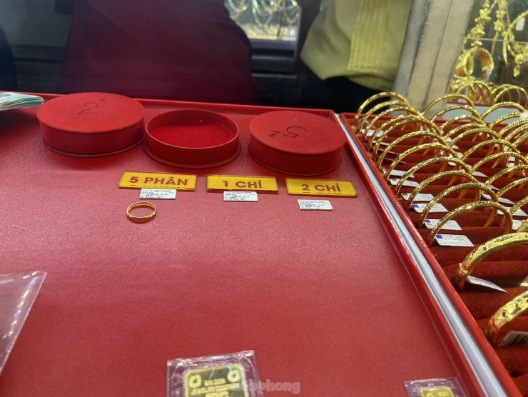 Tiệm Mi Hồng cháy vàng nhẫn trơn loại 1 chỉ, 2 chỉ; chỉ còn 1 vài chiếc nhẫn trơn loại 5 phân. Khách chỉ được mua tối đa 2 chỉ vàng nhẫn.