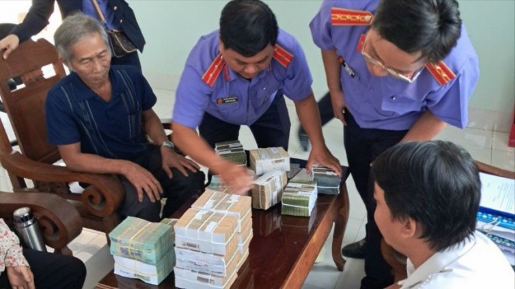 Ông Dũng nhận gần 2,6 tỉ tiền mặt.