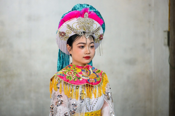 Được biết, người đóng Đức Thánh Bà (nữ tướng Lê Hoa) phải là cô gái thanh lịch chưa có lập đình