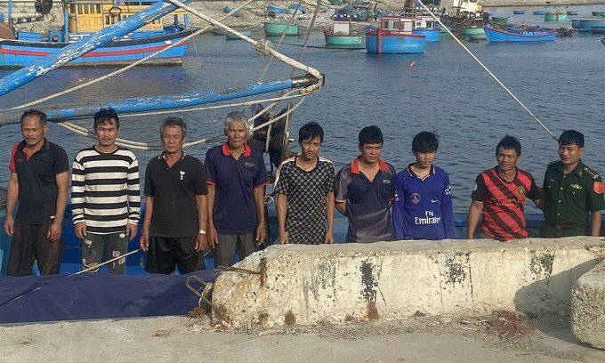 8 ngư dân được đưa vào cảng Cà Ná, tỉnh Ninh Thuận, ngày 10/3. Ảnh: Biên phòng cung cấp