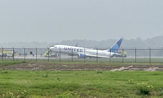 Máy bay của United Airlines sau khi lao khỏi đường băng ở Houston hôm 8-3. Ảnh: RenGanner