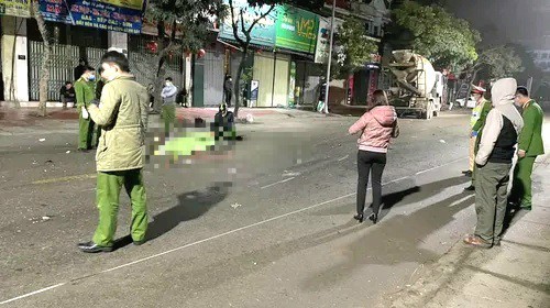 Cảnh sát khám nghiệm hiện trường tai nạn rạng sáng 11/3. Ảnh: Nga Sơn