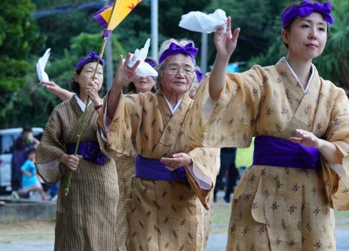 Phụ nữ mặc kimono nhảy điệu Kijoka Eisa tại làng Ogimi, tỉnh Okinawa, Nhật Bản ngày 29/10/2023. Ảnh: AFP