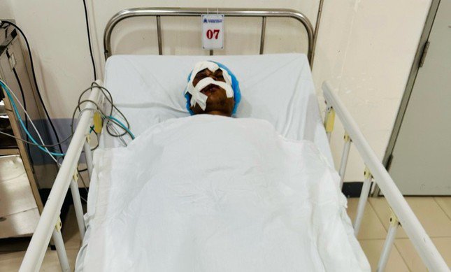 Anh Cụt Văn Xuân (32 tuổi) đang được điều trị tại bệnh viện