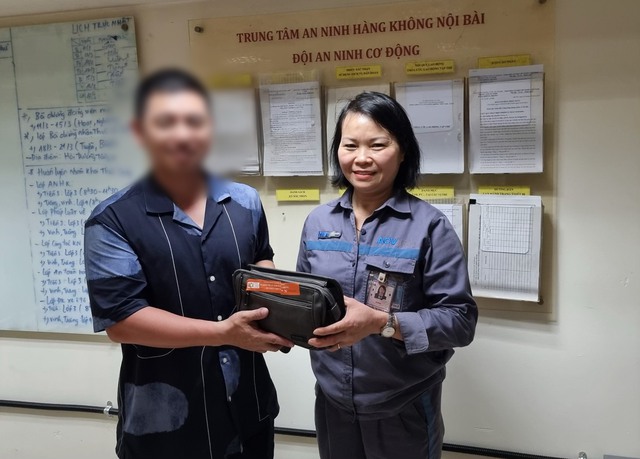 Anh N. nhận chiếc ví từ chị Hoa