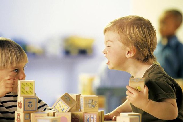 Nếu cha mẹ không dạy trẻ tiết kiệm đúng cách, tằn tiện đến mức keo kiệt, đứa trẻ khi lớn lên có tính "tham nhỏ bỏ lớn", đánh mất nhiều cơ hội trong cuộc sống. Ảnh minh họa