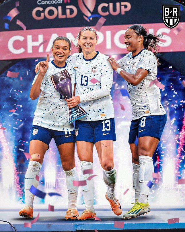 Jaedyn Shaw cùng huyền thoại Alex Morgan