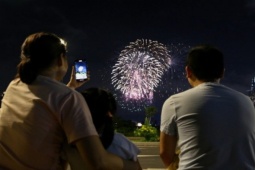 Tin tức trong ngày - Lập danh sách hộ nghèo để phổ cập smartphone