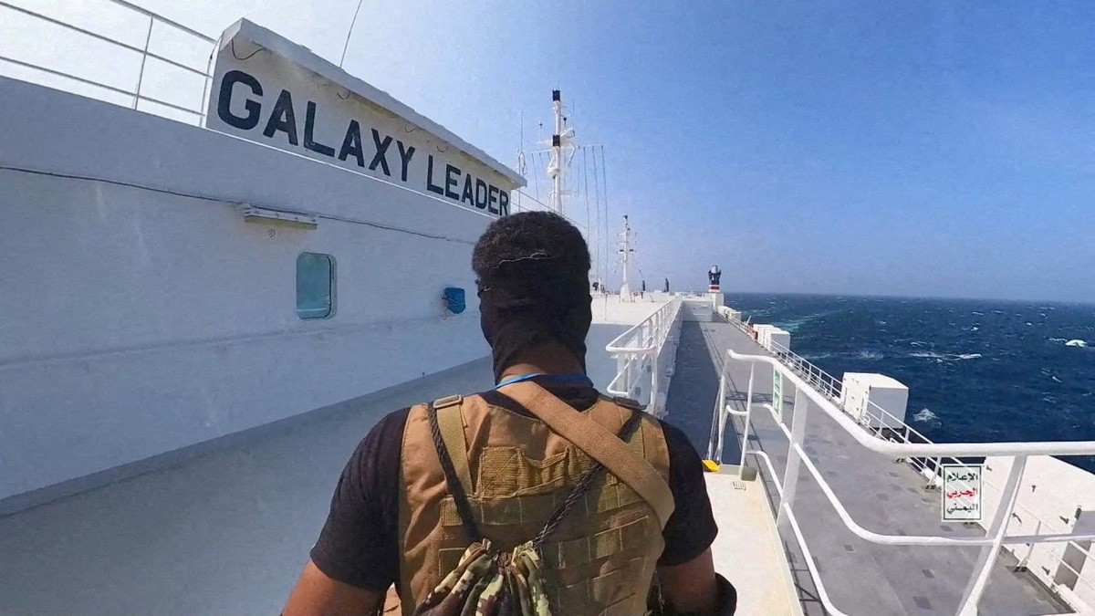 Các chiến binh Houthi đổ bộ tàu hàng&nbsp;Galaxy Leader của Nhật Bản&nbsp;ở Biển Đỏ vào ngày 20/11/2023.