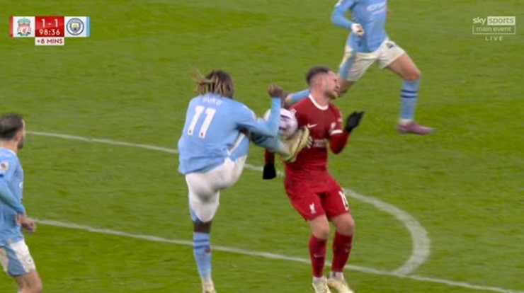 Doku không bị thổi phạt dù chiếc giày của anh đã đá vào ngực Mac Allister