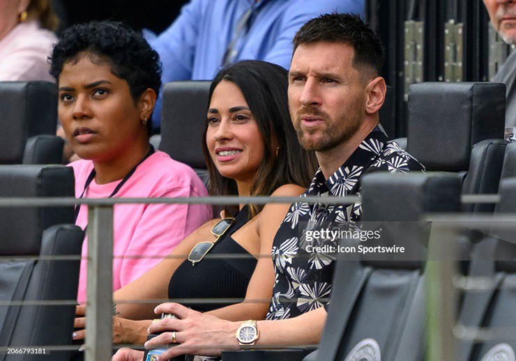 Messi phải theo dõi trận đấu từ trên khán đài