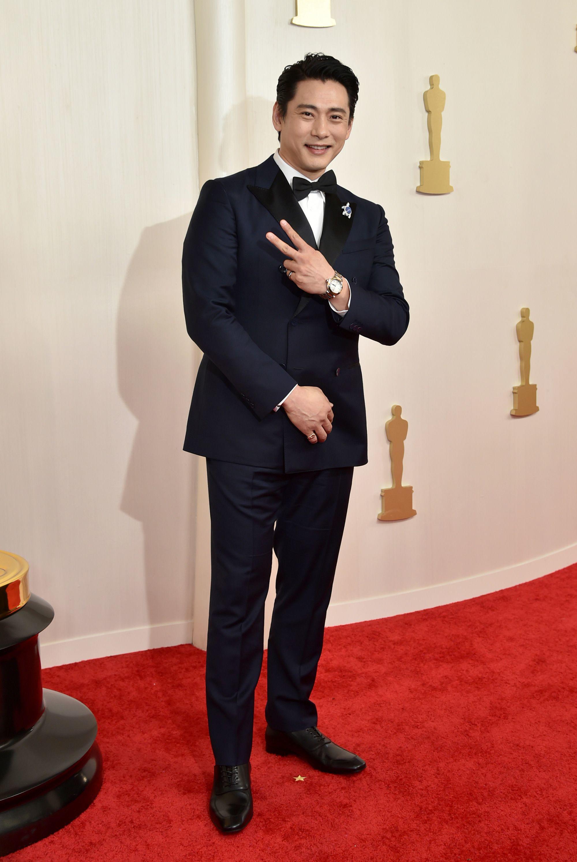 Lễ trao giải Oscar 2024: Sao nam gây sốc khi lên trao giải, che thân bằng miếng ván nhỏ - 17