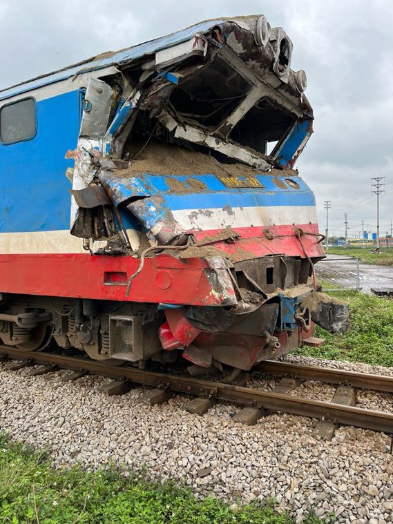Đầu xe tải và tàu hỏa bẹp rúm sau tai nạn khủng khiếp - 2