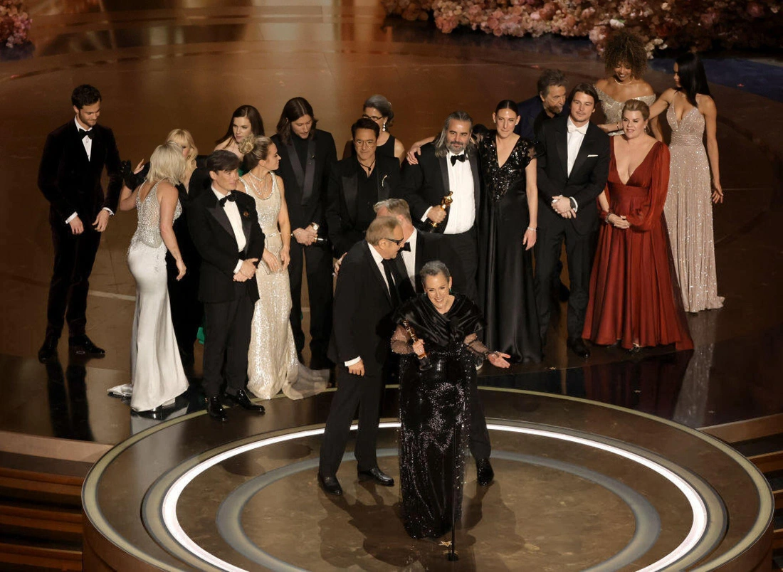 Oscar 2024: Oppenheimer 7 giải, Emma Stone nhận tượng vàng với vai diễn gợi cảm - 1