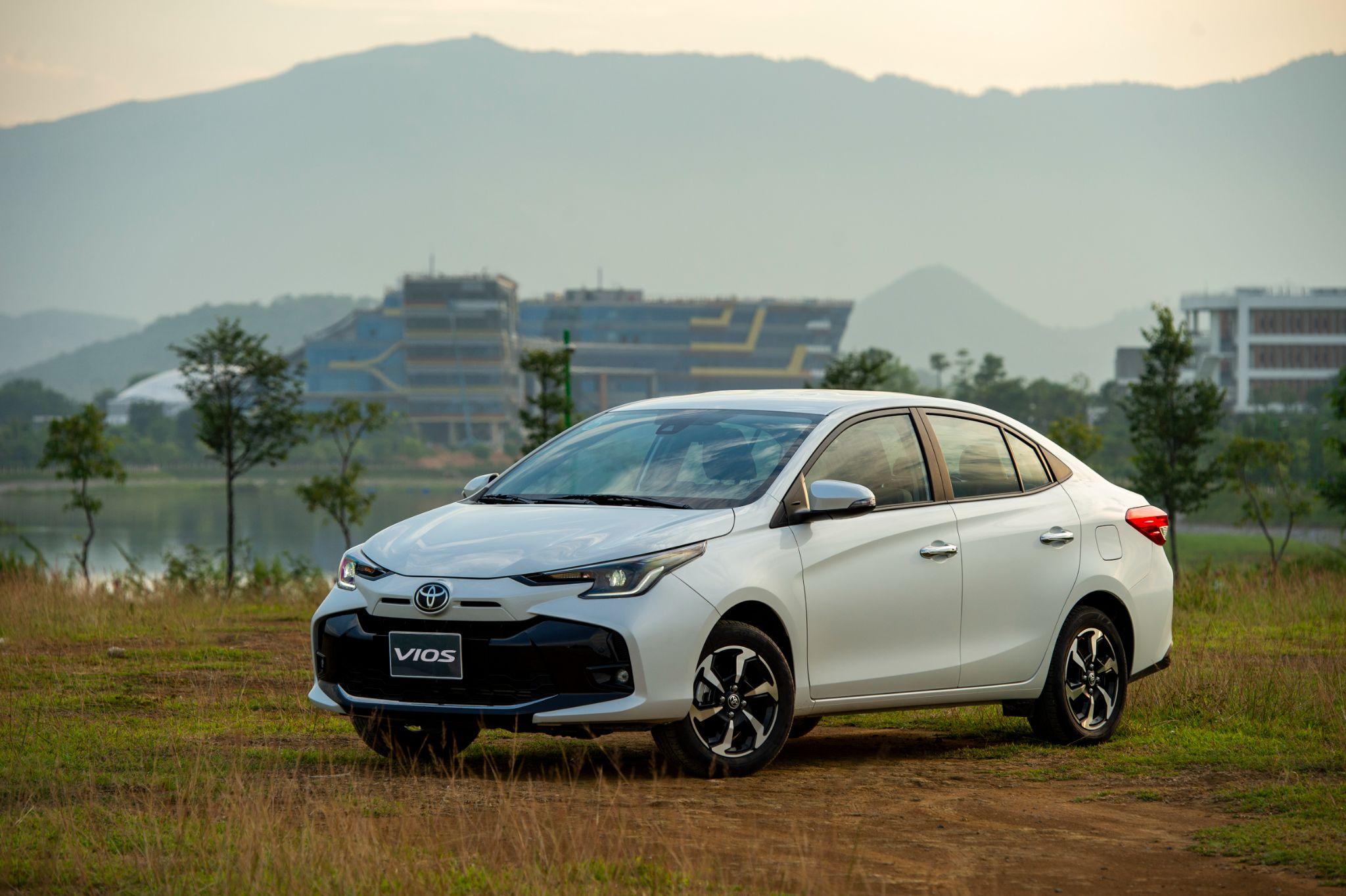 Vios, Veloz Cross và Hilux là 3 mẫu xe tiếp theo được Toyota giảm giá bán chính thức từ tháng 3