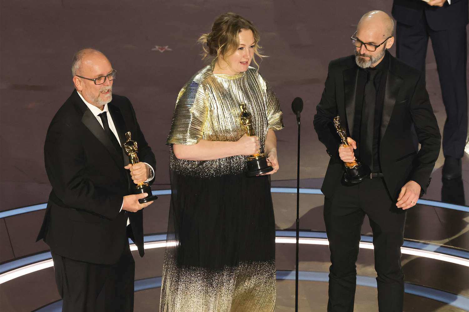 Lễ trao giải Oscar 2024: Sao nam gây sốc khi lên trao giải, che thân bằng miếng ván nhỏ - 3