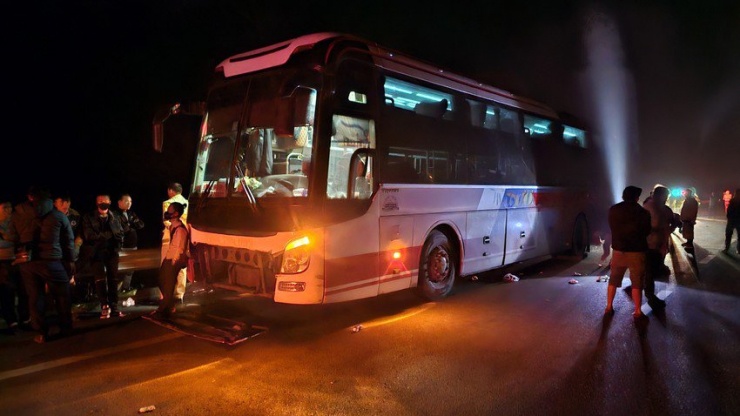 Những người bị thương nặng được đưa đi cấp cứu tại bệnh viện, các hành khách còn lại được đưa đến nơi nghỉ ngơi tạm thời để hỗ trợ xe tiếp tục hành trình. Ảnh: ND