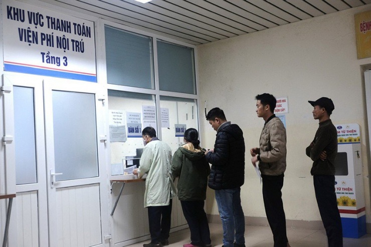 Người dân xếp hàng chờ thanh toán BHYT tại bệnh viện. Ảnh: THANH THANH
