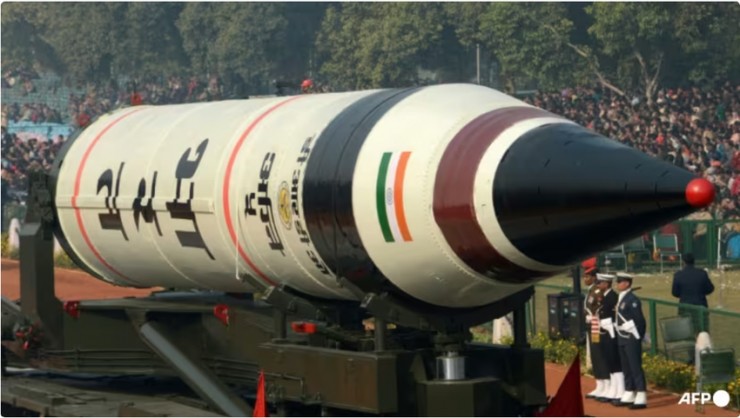 Tên lửa đạn đạo mang nhiều đầu đạn hạt nhân Agni-5 của Ấn Độ. Ảnh: AFP