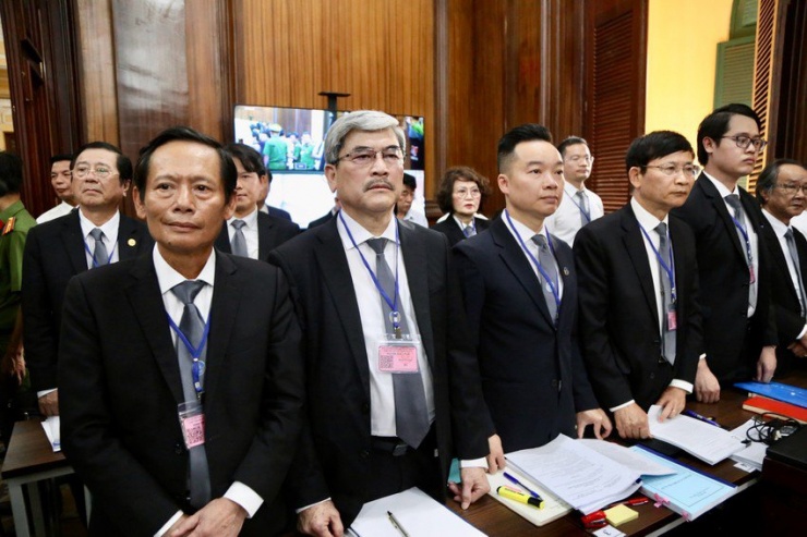 Luật sư Phan Trung Hoài (bìa trái) bảo vệ cho bị cáo Trương Mỹ Lan là luật sư đầu tiên tham gia xét hỏi. Ảnh: HOÀNG GIANG