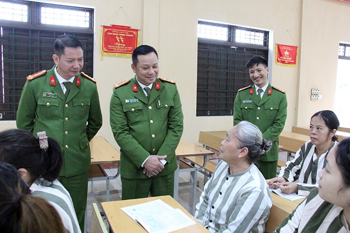  Đại tá Vũ Trọng Chiến, Phó Cục trưởng Cục Cảnh sát Quản lý trại giam, thi hành án hình sự và Hỗ trợ tư pháp động viên Cao Thị Lan và các phạm nhân thi hành án tại Trại giam Thanh  Phong. 