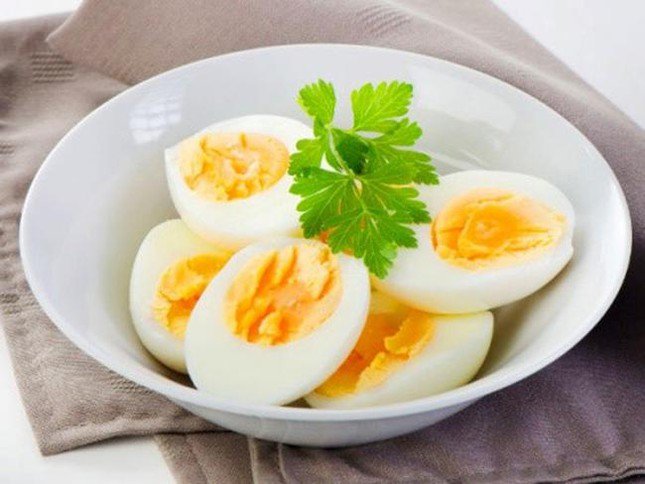 Luộc trứng sai cách có thể gây ngộ độc khi ăn - 1