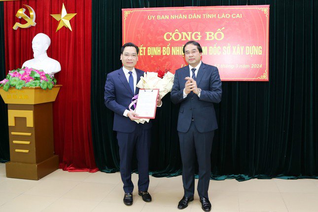 Chủ tịch UBND tỉnh Lào Cai Trịnh Xuân Trường trao Quyết định cho tân Giám đốc Sở Xây dựng Phí Công Hoan.