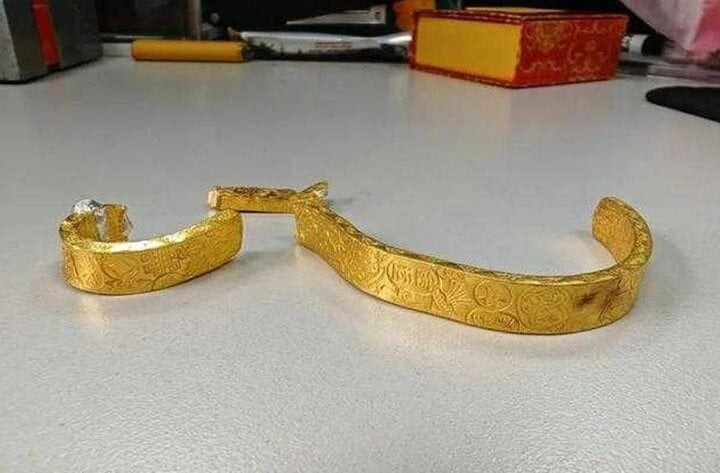 Chiếc vòng vàng mà vợ anh Lý mua từ người đàn ông họ Vương. Ảnh: Sina