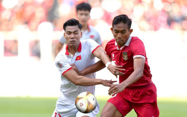 Quan chức bóng đá Indonesia bực mình về sân bóng tiếp ĐT Việt Nam - 1