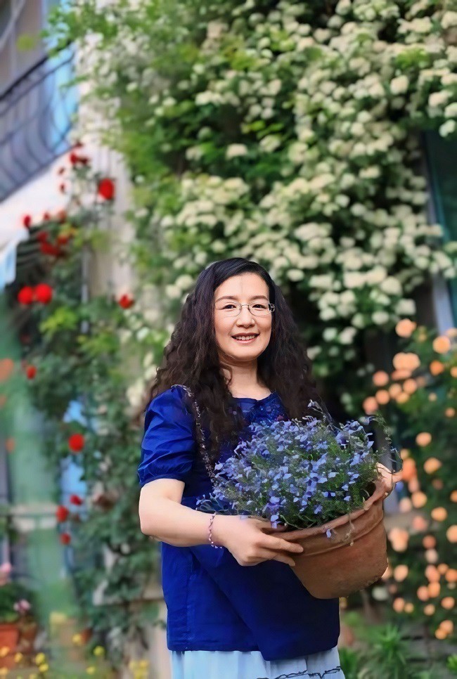 Tại thị trấn nhỏ Uy Hải, Trung Quốc, Yanzi, người phụ nữ 45 tuổi, đã tự tay làm biến ngôi nhà bình thường của mình thành một nơi thật xinh đẹp, để tận hưởng tuổi già.
