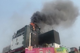 Tin tức trong ngày - Nhân chứng kể khoảnh khắc phát nổ lửa bùng lên ở tầng 9