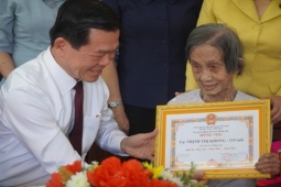Tin tức trong ngày - Bí thư Tỉnh uỷ Đồng Nai thăm, mừng thọ cụ bà 119 tuổi