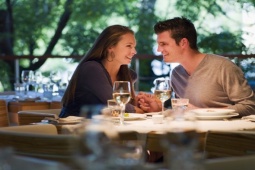 Bạn trẻ - Cuộc sống - Xem mắt 20 lần thất bại, chàng trai chuyển nghề mai mối kiếm bộn tiền