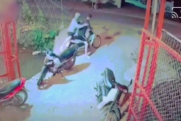 Xe máy - Xe đạp - Clip: "Dở cười dở khóc" xe máy tụt dốc rơi xuống mương