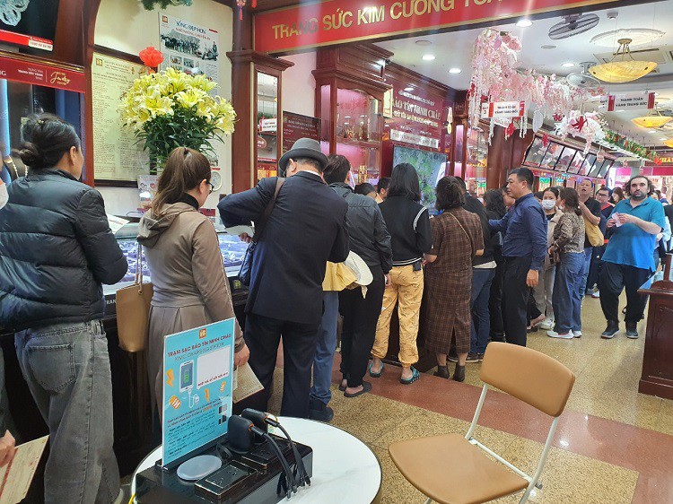 Bên trong cửa hàng, dòng người xếp thành hàng dài.